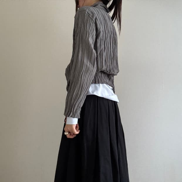 grey pleats top, half neck