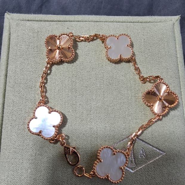 반클리프 기요세 화이트자개 퐁당팔찌입니다