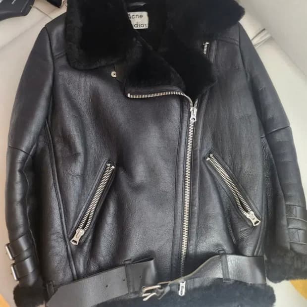 아크네 정품 무스탕팝니다