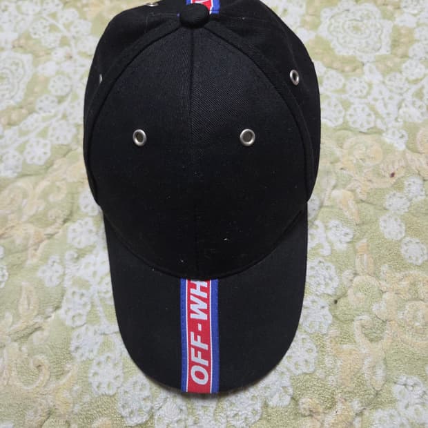 오프화이트 블랙 볼캡 모자