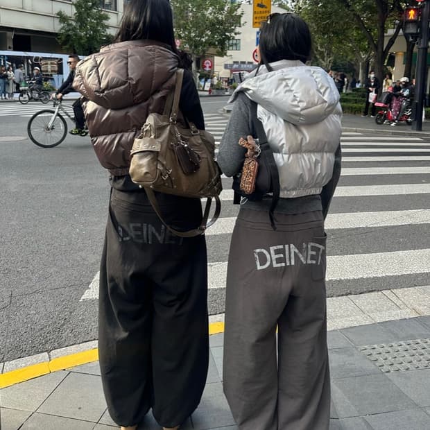 DEINET BACK LOGO SWEAT PANTS IN CHARCOAL