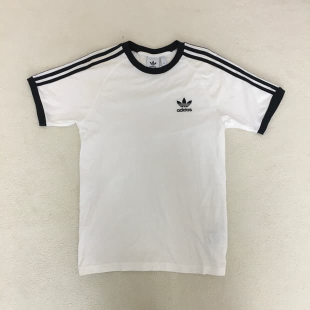 아디다스 삼선 반팔티
