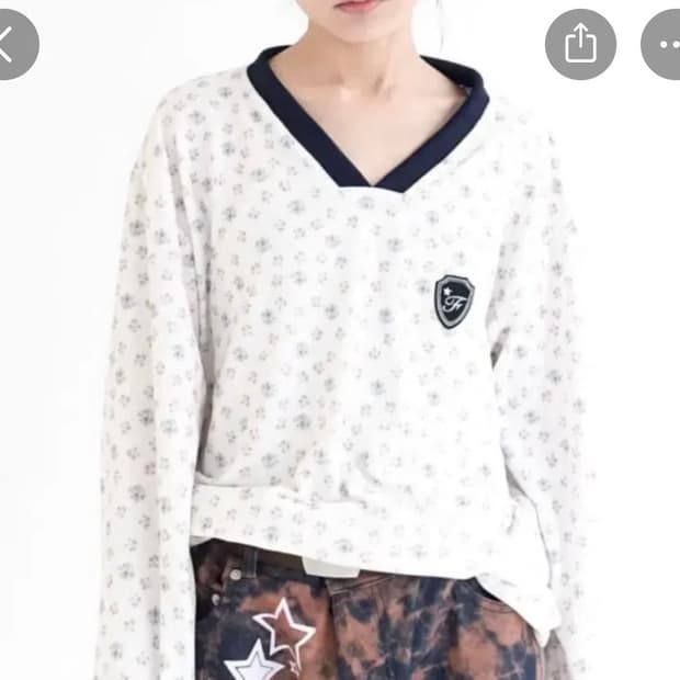 샵페어리 플라워 브이넥 티셔츠