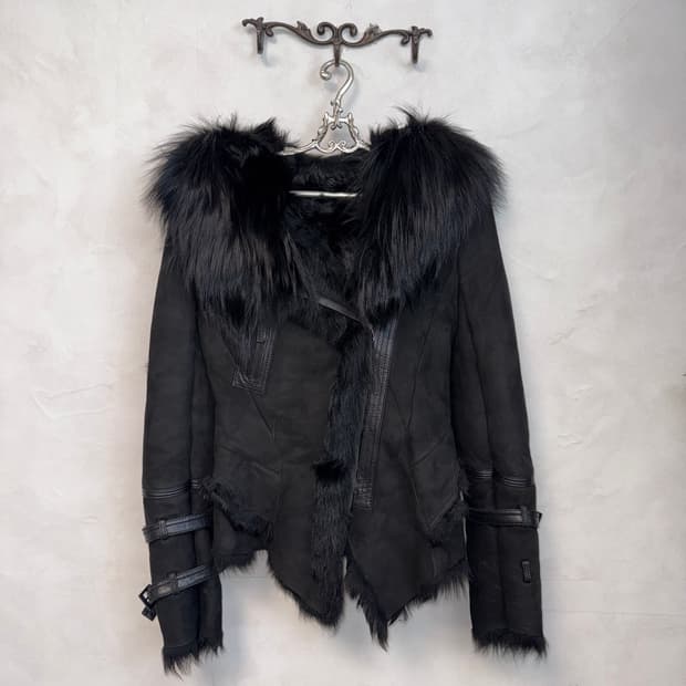 Black lamb skin buckled fur hood mustang