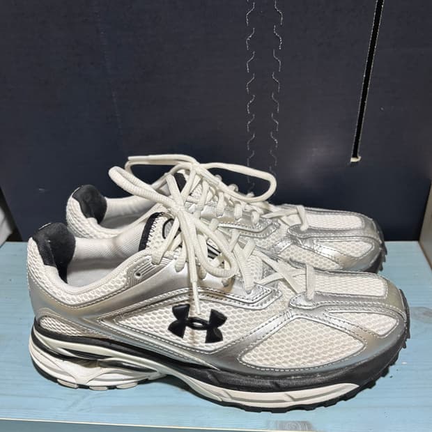 언더아머 화이트 메탈 운동화 250사이즈