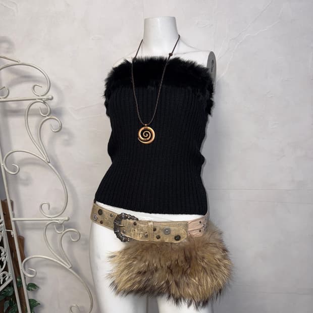 Black rabbit fur trimming tube top 슬리브리스