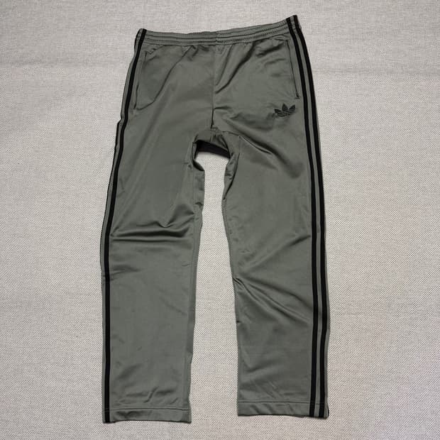 아디다스 파이어버드 카키 팬츠