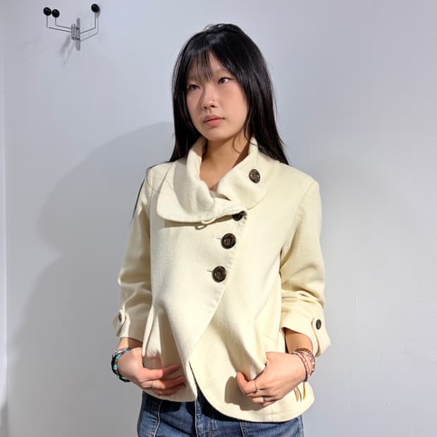 아이보리 단추 만두카라 자켓 숏코트
