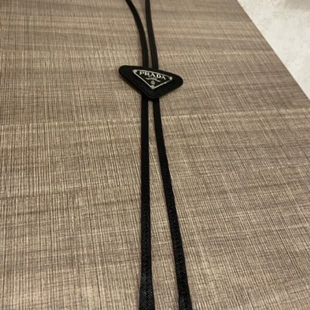 프라다 블랙 볼로 타이