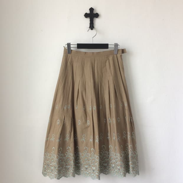 Punching embroidery pattern point pleats