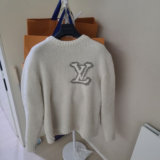 제목: 거의 새상품) 루이비통 인따르시아 크루넥 니트 오프화이트  L