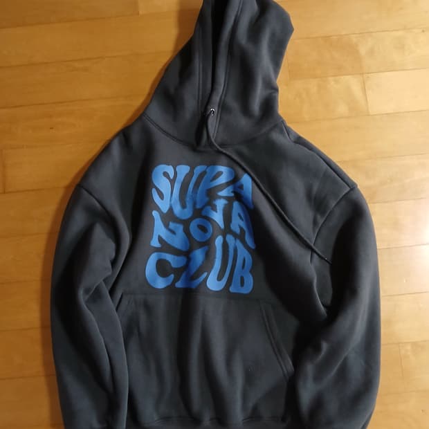 엔피스튜디오 슈퍼 노바 클럽 로고 ​​오버핏 후드 티셔츠 다크그레이