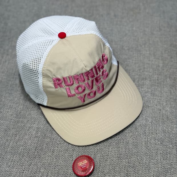 알렉스조노 running loves you 캡 (뱃지포함)