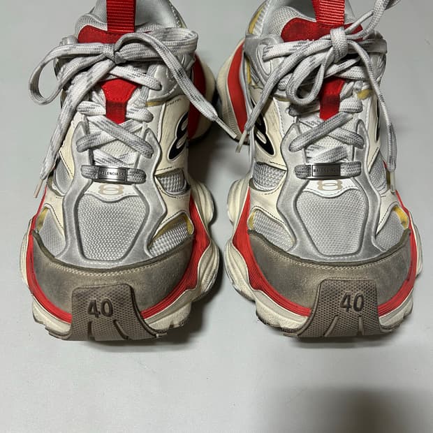 발렌시아가 카고 레드/그레이 런웨이 버전