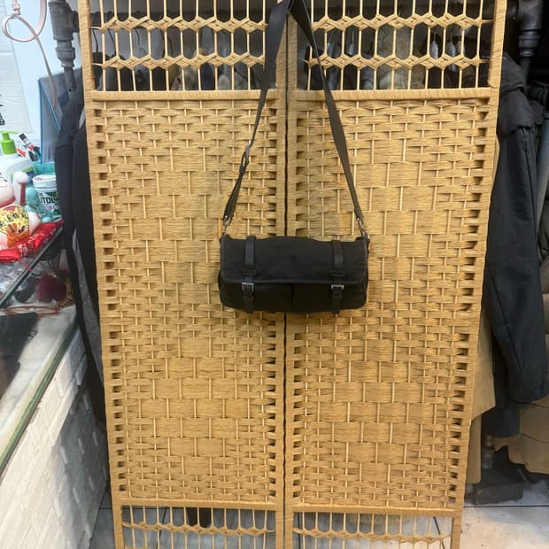 정품 프라다 나일론 메신저백 팝니다