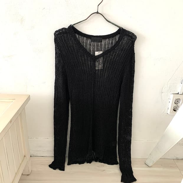 Feminine black knit long-sleeve