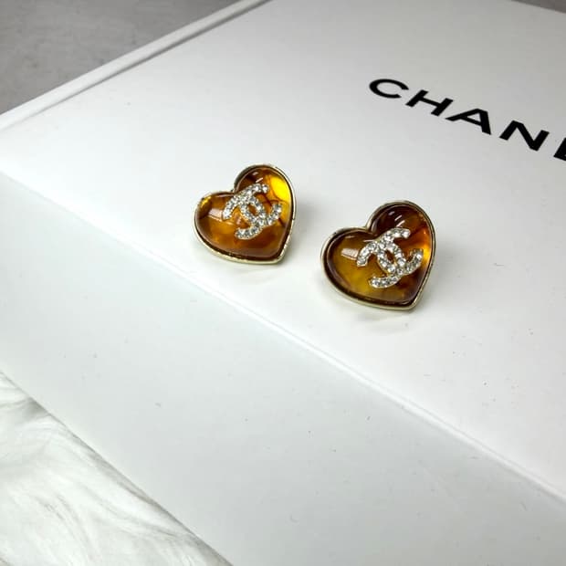 샤넬 오로라 하트 CC 포인트 이어링