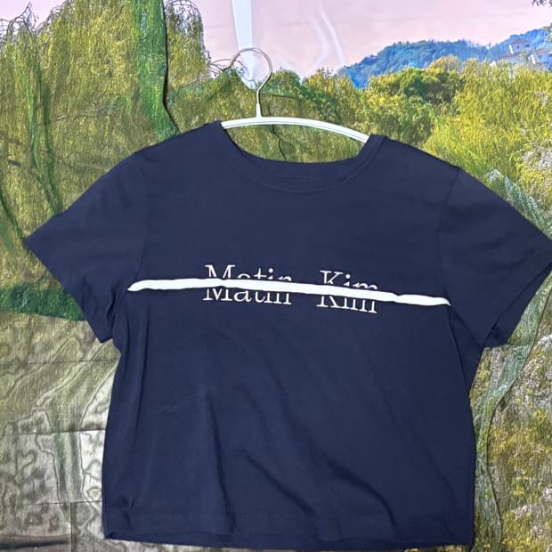 마뗑킴 CUTTED LOGO CROP TOP IN NAVY
