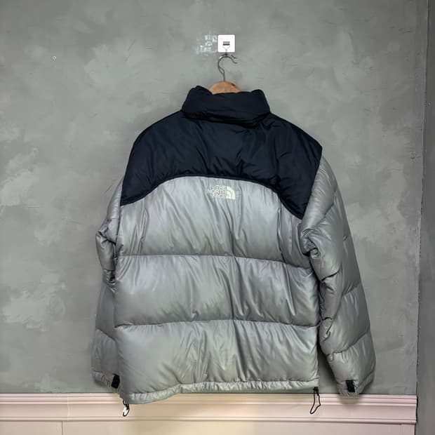 노스페이스 700 센터로고 눕시 구스다운 패딩 실버 그레이