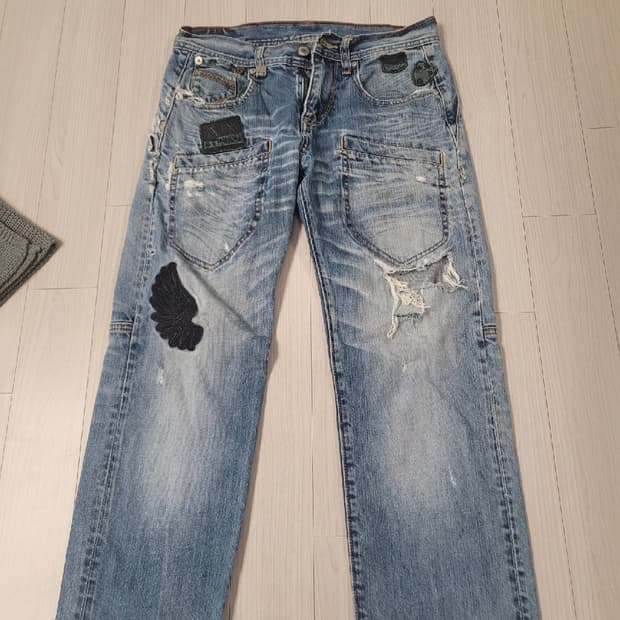 아르마니 익스체인지AX소재 빈티지 워시드 데님 팬츠 찢청패치 포인트