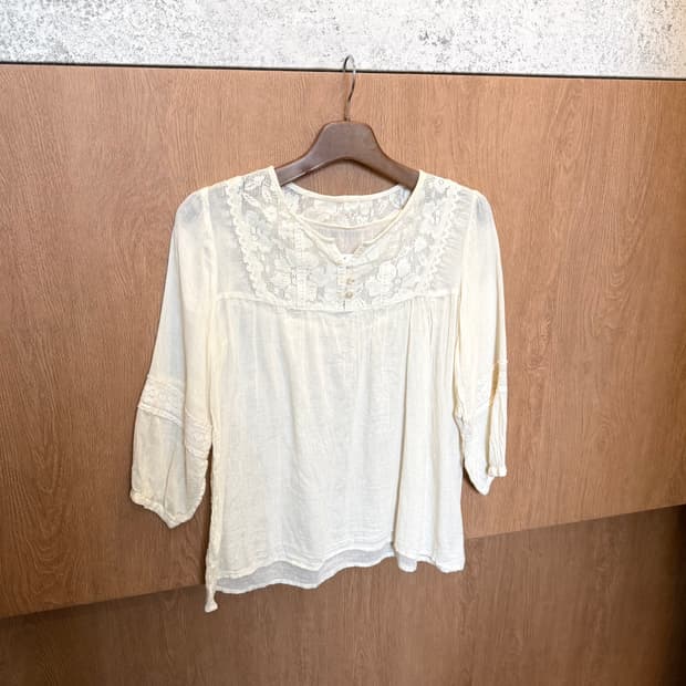 빈티지 헨리넥 블라우스 플로럴 레이스 자수 디테일 루즈핏 아이보리