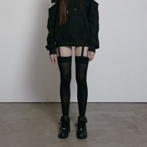 보헤미안서울CUT OUT OFF SHOULDER HOODIE, BLACK