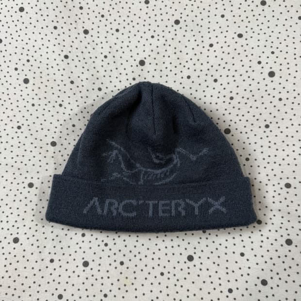 아크테릭스 로고 니트 비니 다크그레이/그레이