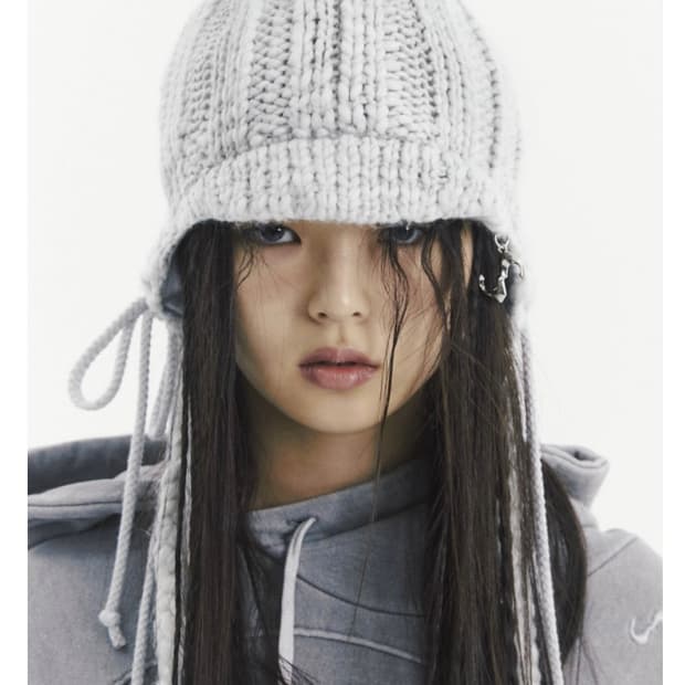 OJOS 오호스 브레이디드 이어플랩 비니 그레이