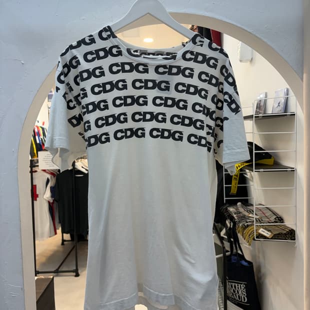꼼데가르송 CDG 패턴로고 반팔티