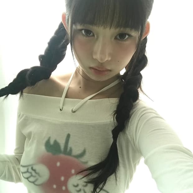 아이브레이 노피셜노피스 스트로베리 엔젤 오프숄더 탑 아이보리