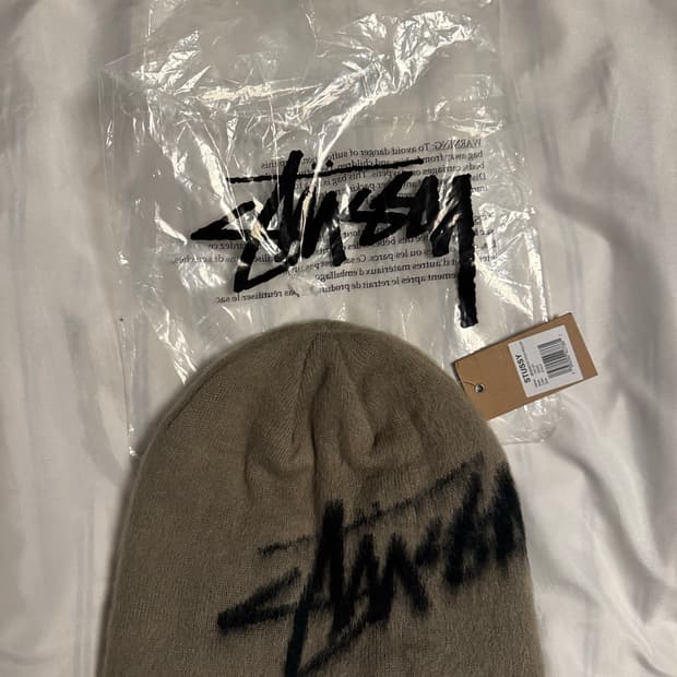 스투시 브러시드 비니 샌드