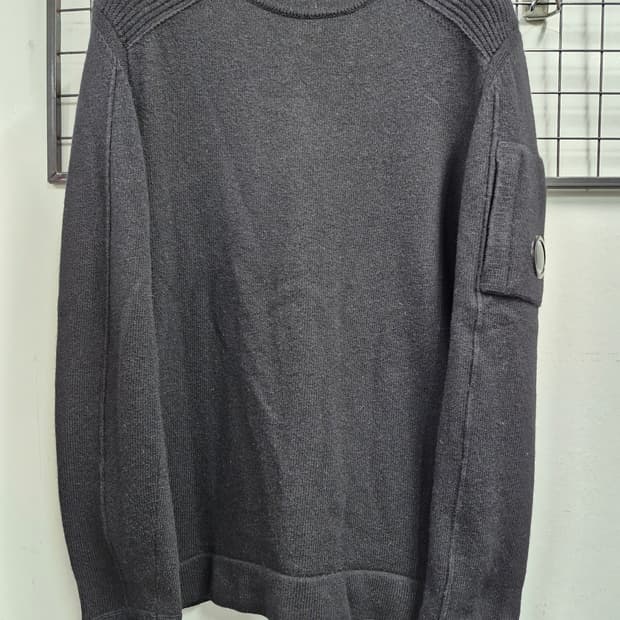 100L CP컴퍼니 렌즈와펜 숄더골지 니트 스웨터.