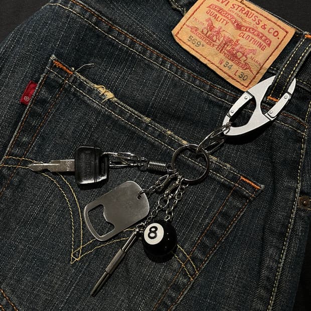 8 ball point keyring