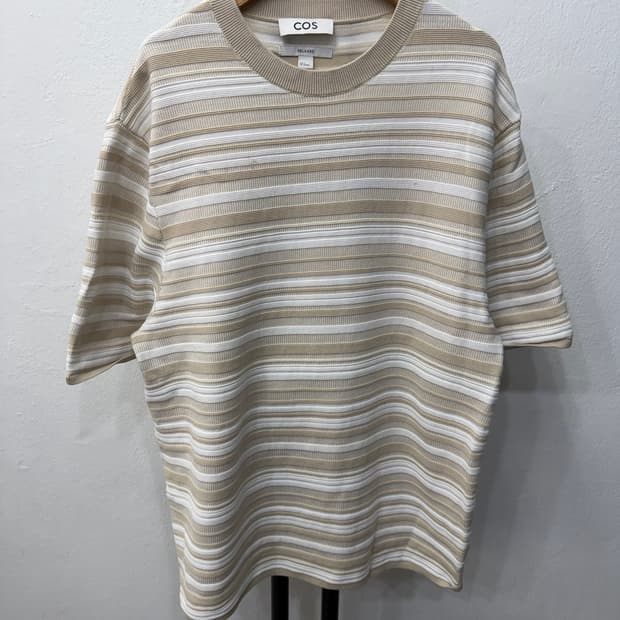정품) COS 코스 남성 릭렉스핏 스트라이프 반팔 니트 S