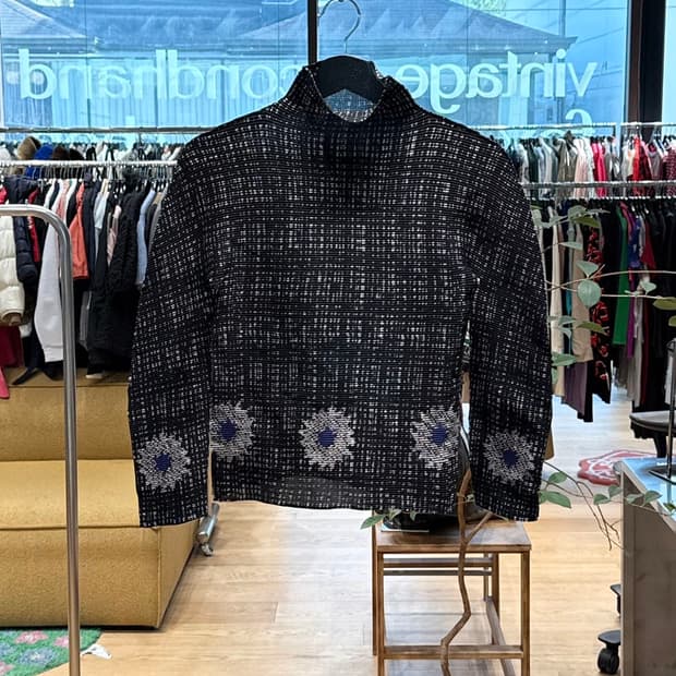 이세이미야케 미 블랙 플로랄 터틀넥 롱슬리브