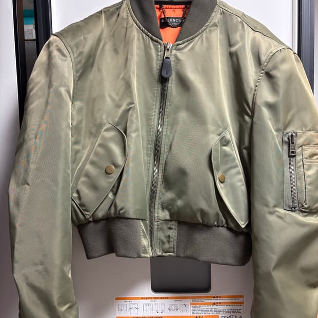 발렌시아가 크롭 봄버[L]