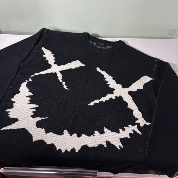 L 트릴리온 블랙 오버핏 스마일 자카드니트