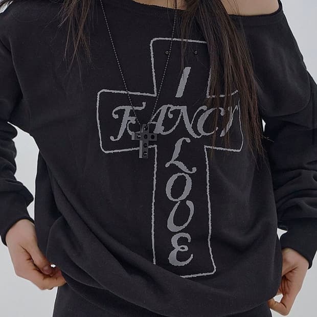 반택시 무배🩶팬시 클럽 FANCYCLUB의 반 오프숄더 맨투맨 스웻셔츠