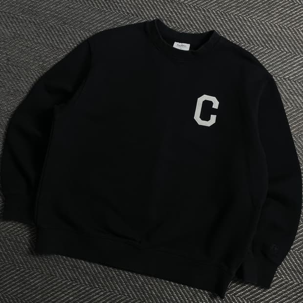 커버낫 C로고 패치 박시핏 맨투맨 블랙 y 4153