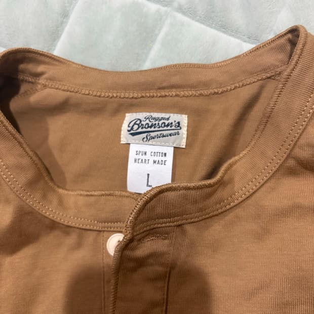 브론슨 10.6oz 헨리넥 카멜 L