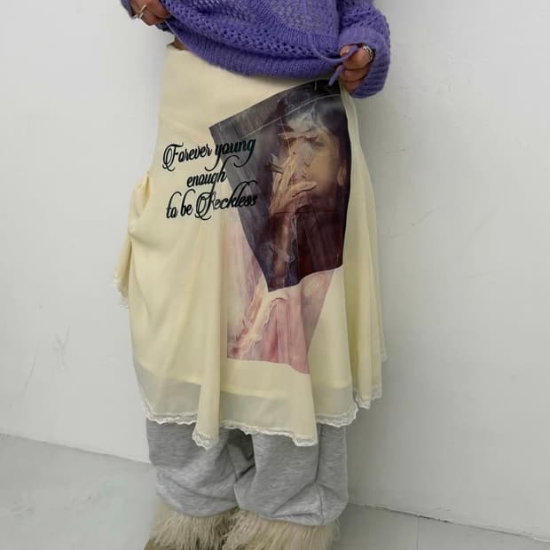 아이보리 그래픽 셔링 미디 스커트 