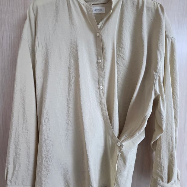 르메르 오피서 카라 트위스티드 셔츠(더스티 매스틱)