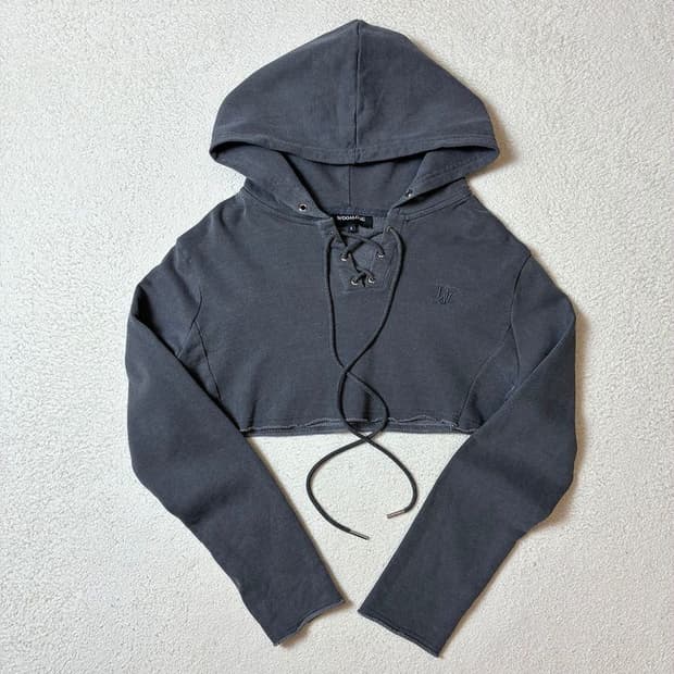 우알롱 23FW 시그니처 레이스업 크롭 후드티 PN7087