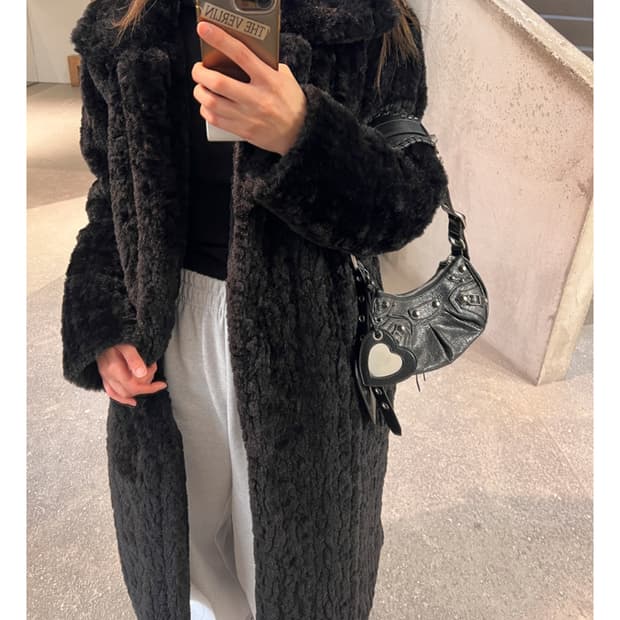 페이크 레빗 퍼 롱코트 블랙