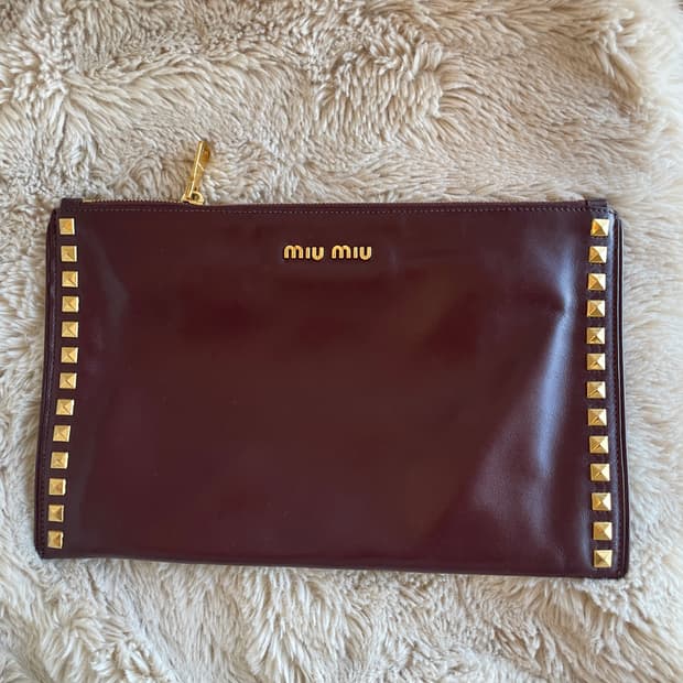 [정품/거의새제품] 미우미우 버건디 스터드 클러치 연말 파티룩