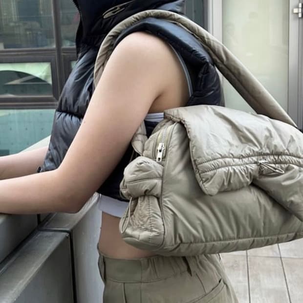 L.e.e.y 로고 크롭 패딩 조끼