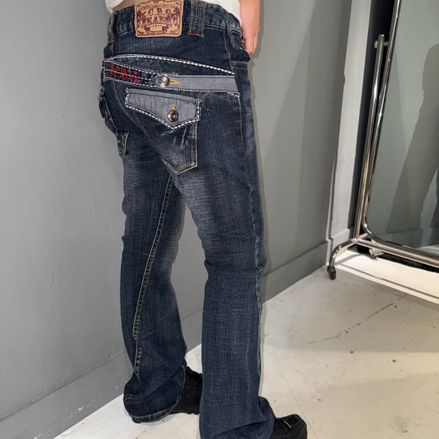 Back strap washing boots-cut pants