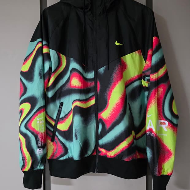 나이키 맥스 볼륨 윈드러너 우븐 라인드자켓.
싸이즈 100