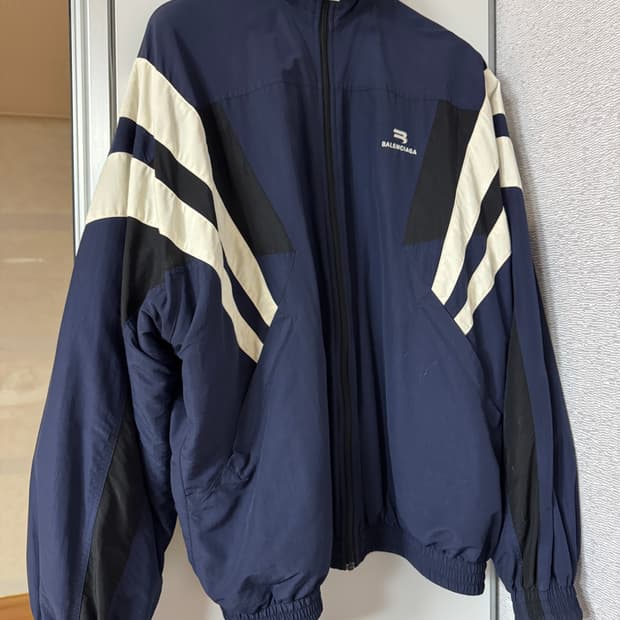 발렌시아가 리버시블 트랙자켓 후리스 팝니다.