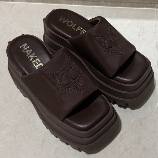 네이키드울프 브라운 슬리퍼 (240)